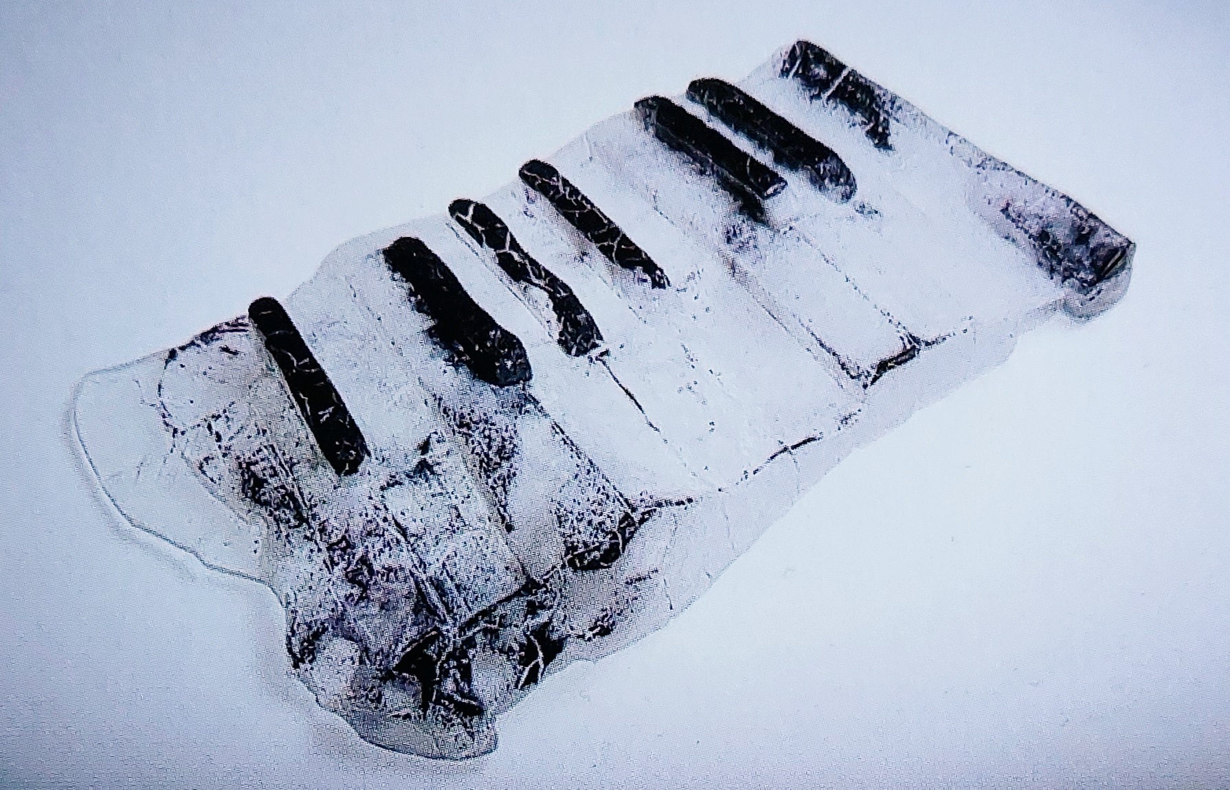 Piano Board Ilike to play All Night Long / Cast glass: glass powder, H75 cm, W 23 cm, D 12 cm 